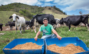 João Bueno, produtor de leite em Natividade da Serra (SP), mostra os cochos com resíduos de cervejaria